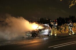 Auto vliegt in brand op N246
