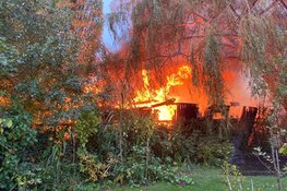 Brand in schuur langs Westzanerdijk in Zaandam
