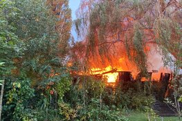Brand in schuur langs Westzanerdijk in Zaandam