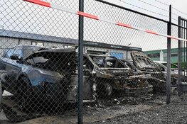 Meerdere auto's door brand verwoest bij Zaans garagebedrijf