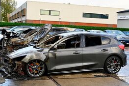 Meerdere auto's door brand verwoest bij Zaans garagebedrijf