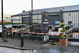 Meerdere auto's door brand verwoest bij Zaans garagebedrijf