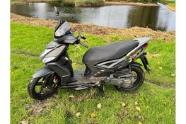 Scooterrijder aangereden in Westzaan: barst in voorruit