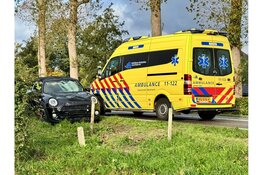 Scooterrijder aangereden in Westzaan: barst in voorruit