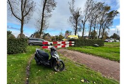 Scooterrijder aangereden in Westzaan: barst in voorruit