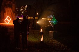 Eerste avond Wonderlicht magistraal; 'Ik wist niet dat 't Veldpark zo mooi kon zijn'