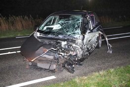Zwaargewonde en veel schade bij frontale aanrijding
