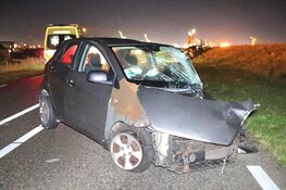 Zwaargewonde en veel schade bij frontale aanrijding