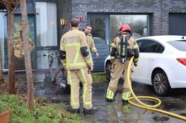 Scooter in brand op oprit in Krommenie