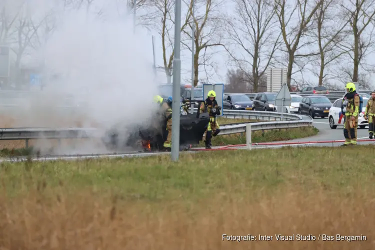 Auto in brand op afrit A9 bij Uitgeest