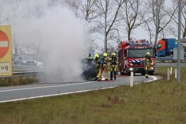 Auto in brand op afrit A9 bij Uitgeest
