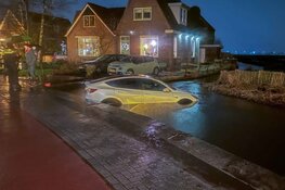 Taxichauffeur te water gereden in Oostzaan