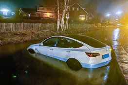 Taxichauffeur te water gereden in Oostzaan