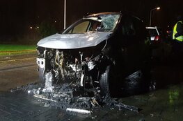 Auto in brand aan Martin Luther Kingweg in Zaandam