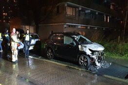 Auto in brand aan Martin Luther Kingweg in Zaandam