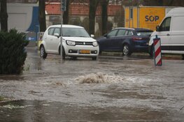 Waterleiding gesprongen in Zaandam: water spuit uit de grond