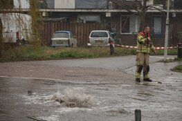 Waterleiding gesprongen in Zaandam: water spuit uit de grond