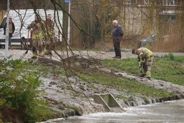 Waterleiding gesprongen in Zaandam: water spuit uit de grond
