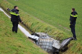 Vaten met gevaarlijke stoffen gevonden in sloot Assendelft