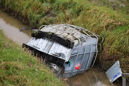 Vaten met gevaarlijke stoffen gevonden in sloot Assendelft