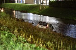Auto te water in Oostzaan, jonge kinderen krijgen troostbeer