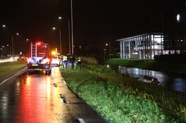 Auto te water in Oostzaan, jonge kinderen krijgen troostbeer