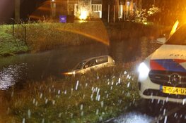 Auto te water in Oostzaan, jonge kinderen krijgen troostbeer