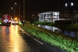 Auto te water in Oostzaan, jonge kinderen krijgen troostbeer