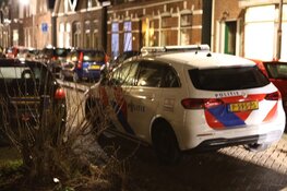 Politie in kogelwerende vesten aan de Ooievaarstraat in Zaandam