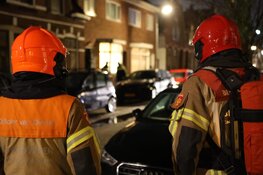 Politie in kogelwerende vesten aan de Ooievaarstraat in Zaandam