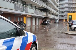 Autobrand onder flat in Zaandijk