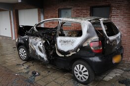Autobrand onder flat in Zaandijk