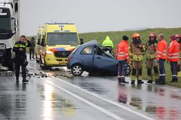 Dodelijk ongeluk bij frontale botsing tussen vrachtauto en auto