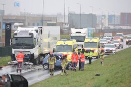 Dodelijk ongeluk bij frontale botsing tussen vrachtauto en auto