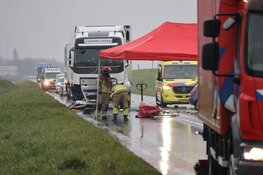 Dodelijk ongeluk bij frontale botsing tussen vrachtauto en auto