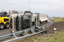 Vrachtwagen gekanteld op de afrit van de A8 bij Westzaan