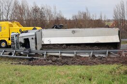 Vrachtwagen gekanteld op de afrit van de A8 bij Westzaan