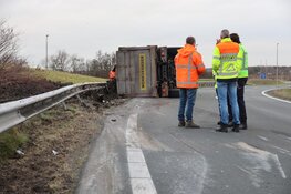 Vrachtwagen gekanteld op de afrit van de A8 bij Westzaan