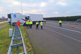 Vrachtwagen schaart op A7 in Zaandam