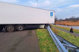 Vrachtwagen schaart op A7 in Zaandam
