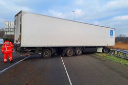 Vrachtwagen schaart op A7 in Zaandam
