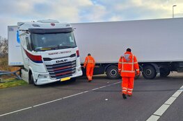 Vrachtwagen schaart op A7 in Zaandam