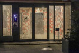 Explosie bij flat in Zaandam, schade aan entree