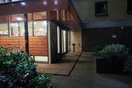 Explosie bij flat in Zaandam, schade aan entree