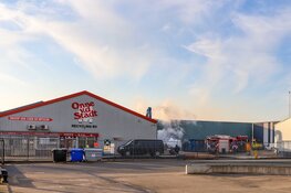 Sloopauto in brand aan Rijshoutweg in Zaandam