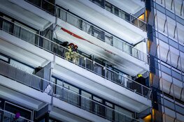 Grote brand in flatgebouw Brandaris in Zaandam: Omliggende woningen ontruimd