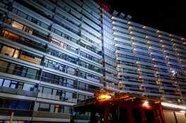 Grote brand in flatgebouw Brandaris in Zaandam: Omliggende woningen ontruimd