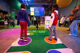 Leerlingen springen voor een groene wereld