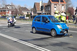 Scooterrijder aangereden op drukke kruising in Zaandijk
