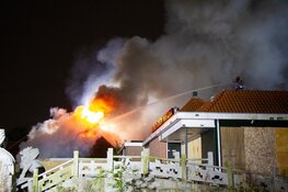 Berucht pand Wereldkeuken Westzaan in brand